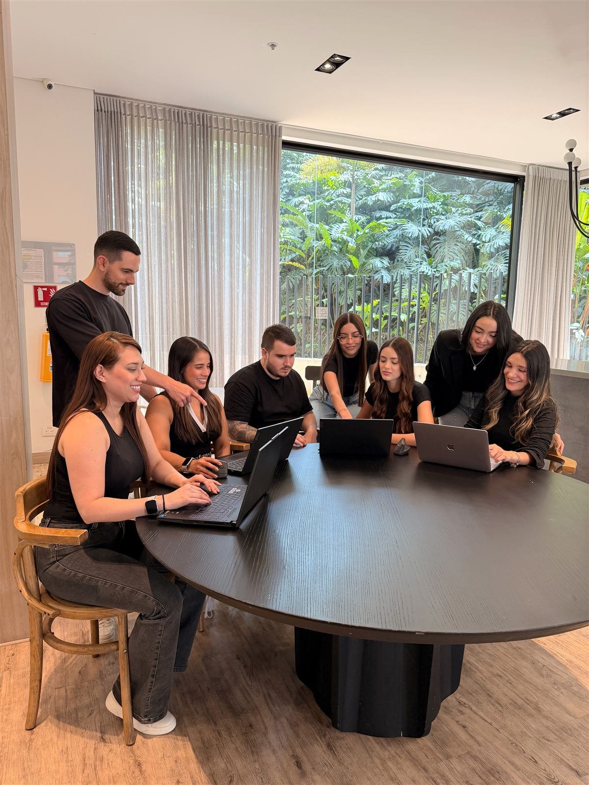 Equipo de Mento Agency trabajando en la oficina